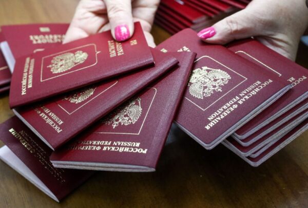 Compre pasaportes de viaje auténticos